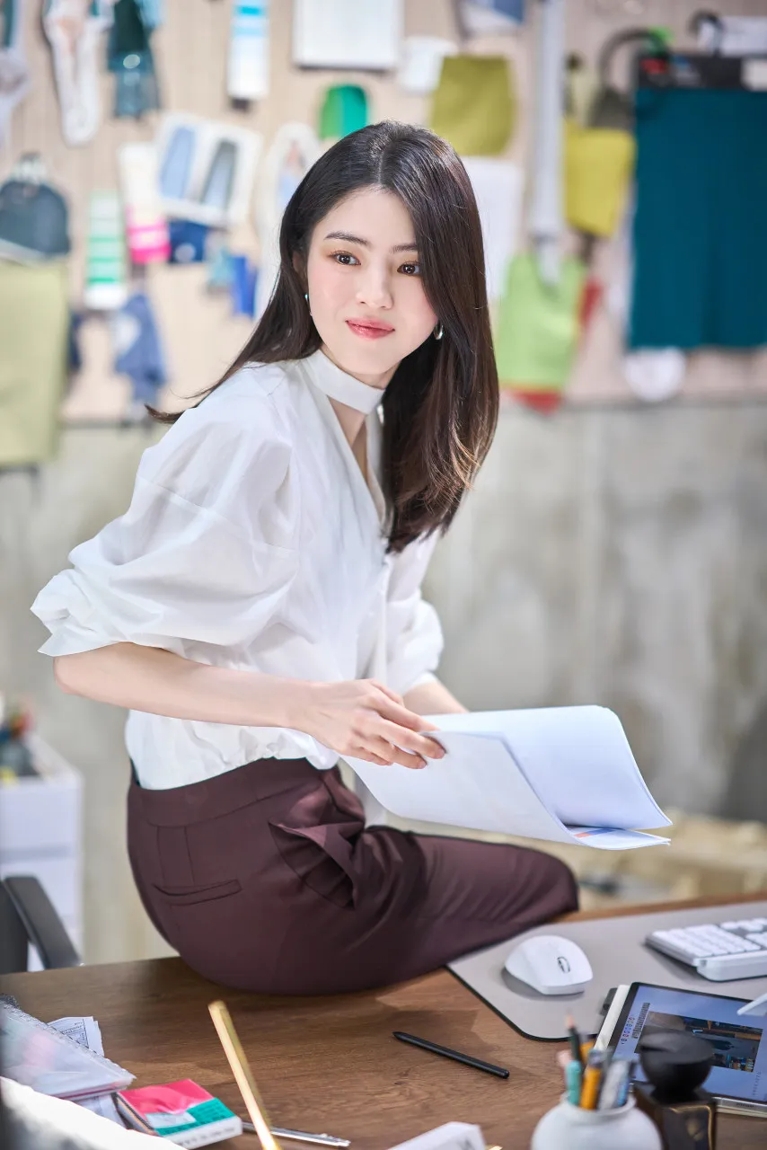 영화 인턴 한소희 오피스 출근룩 블라우스 상세 1